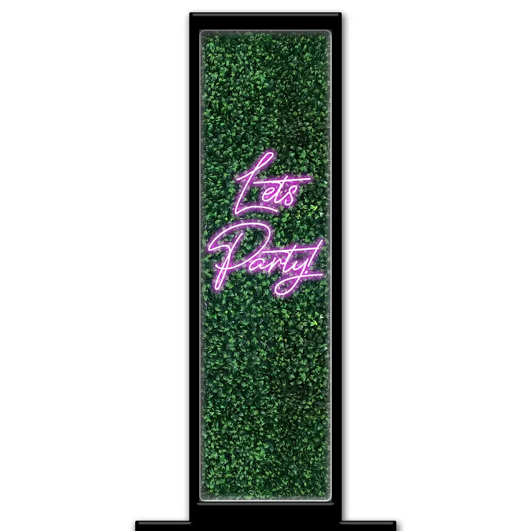 Hedge Wall photo booth pillar start screen